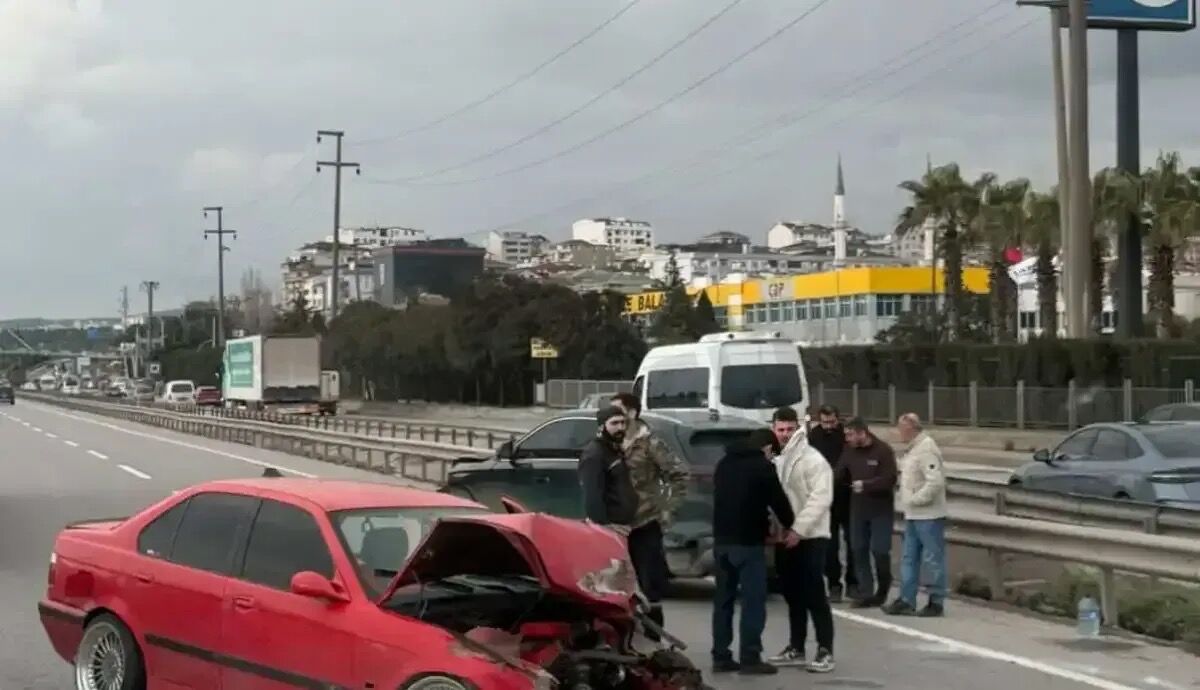 Ayirovada Feci Carpisma Araclar Hurdaya Dondu 1