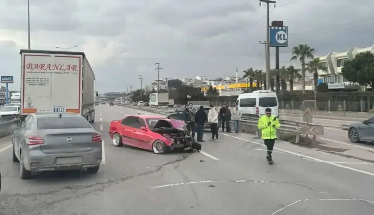 Ayirovada Feci Carpisma Araclar Hurdaya Dondu 1771943435