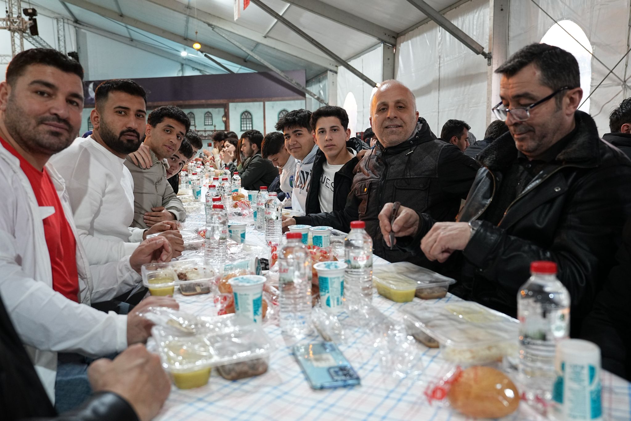 Büyükşehir Ramazan Çadırı'nda Ilk Oruçlar Açıldı (1)