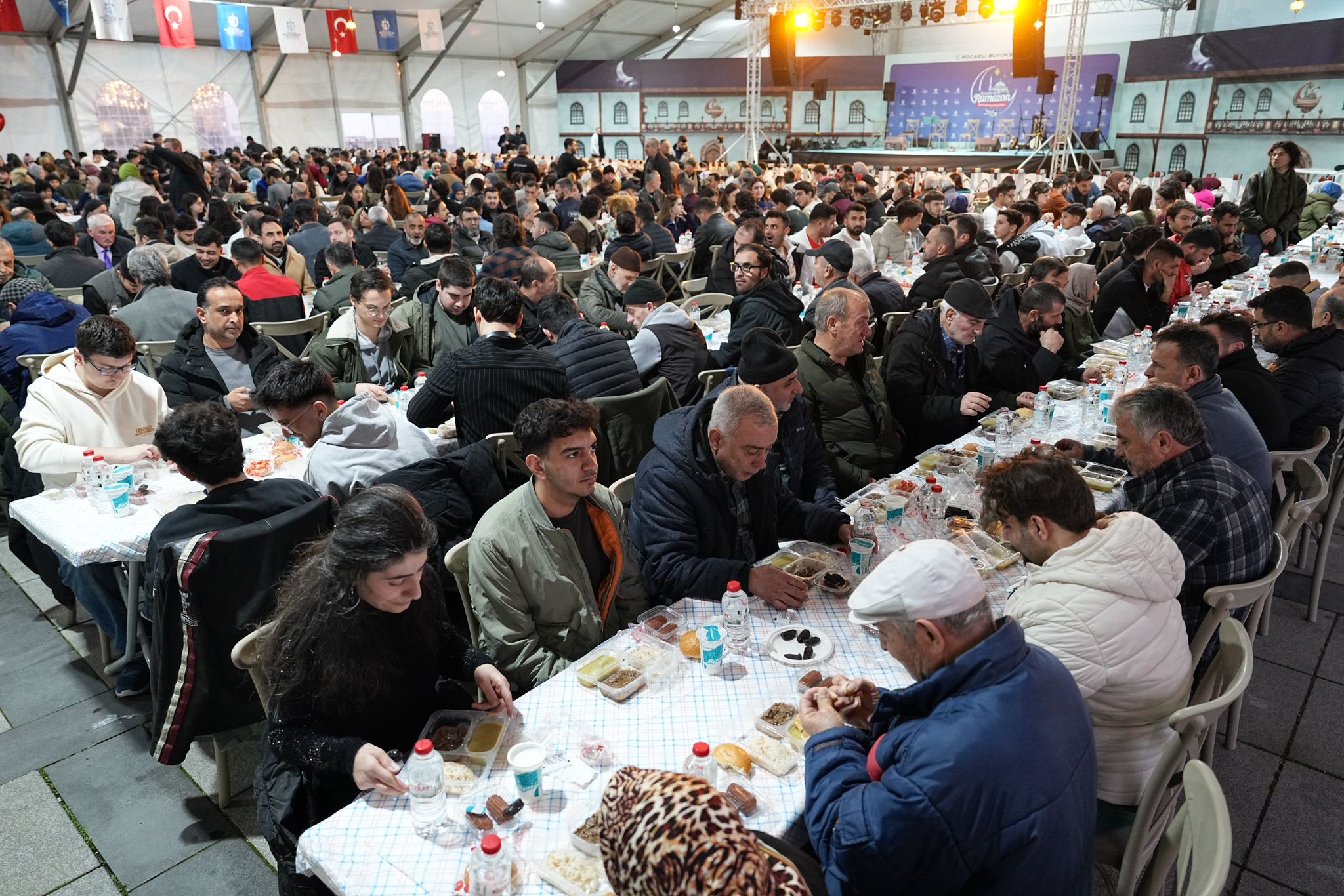 Büyükşehir Ramazan Çadırı'nda Ilk Oruçlar Açıldı (9)