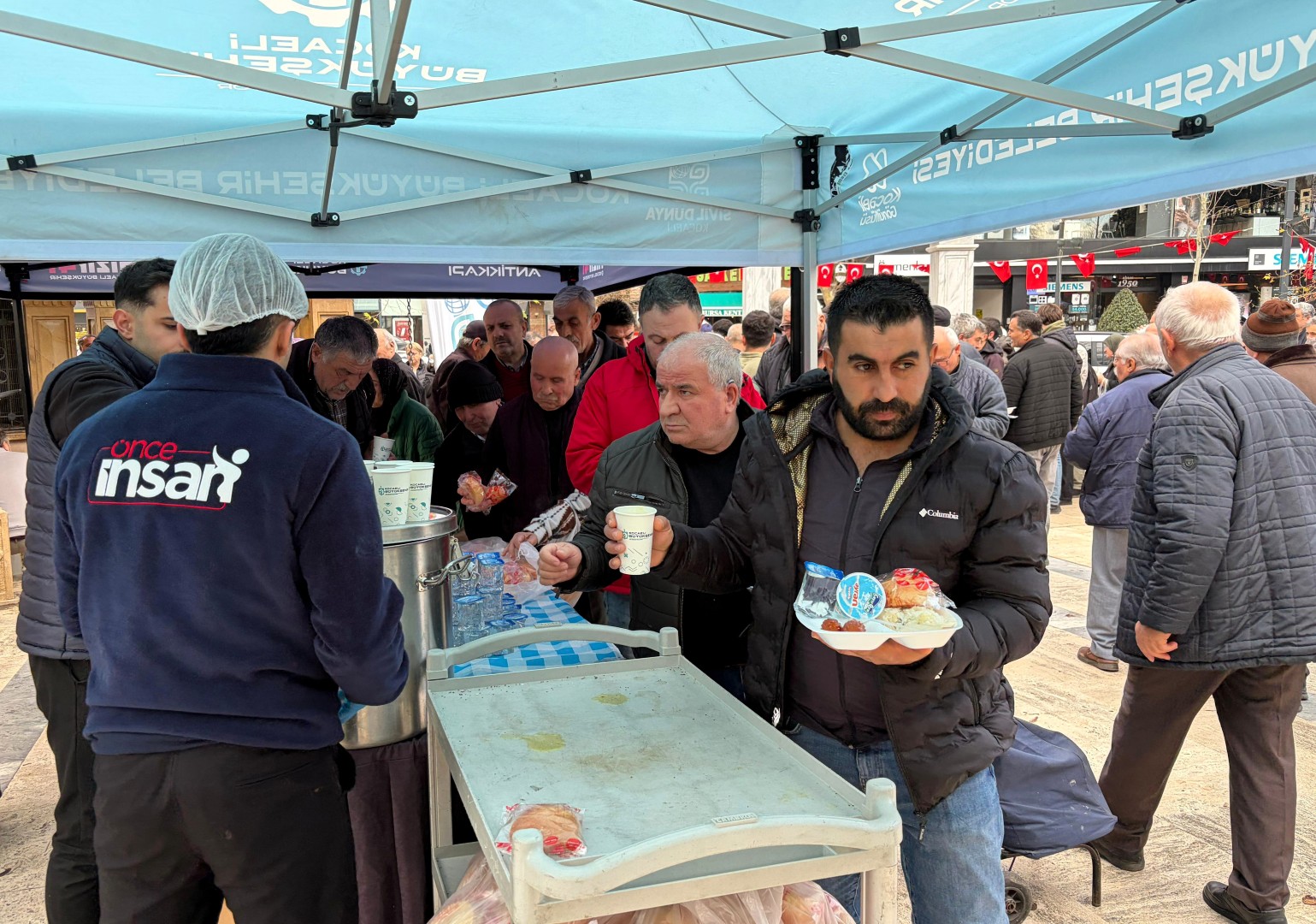 Büyükşehir'den Deprem Şehitleri Için Çorba Ikramı (4)