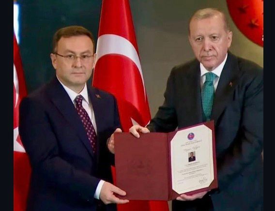 Derince Kaymakami Mustafa Demirelli Cumhurbaskani Erdogandan Odul Aldi 1