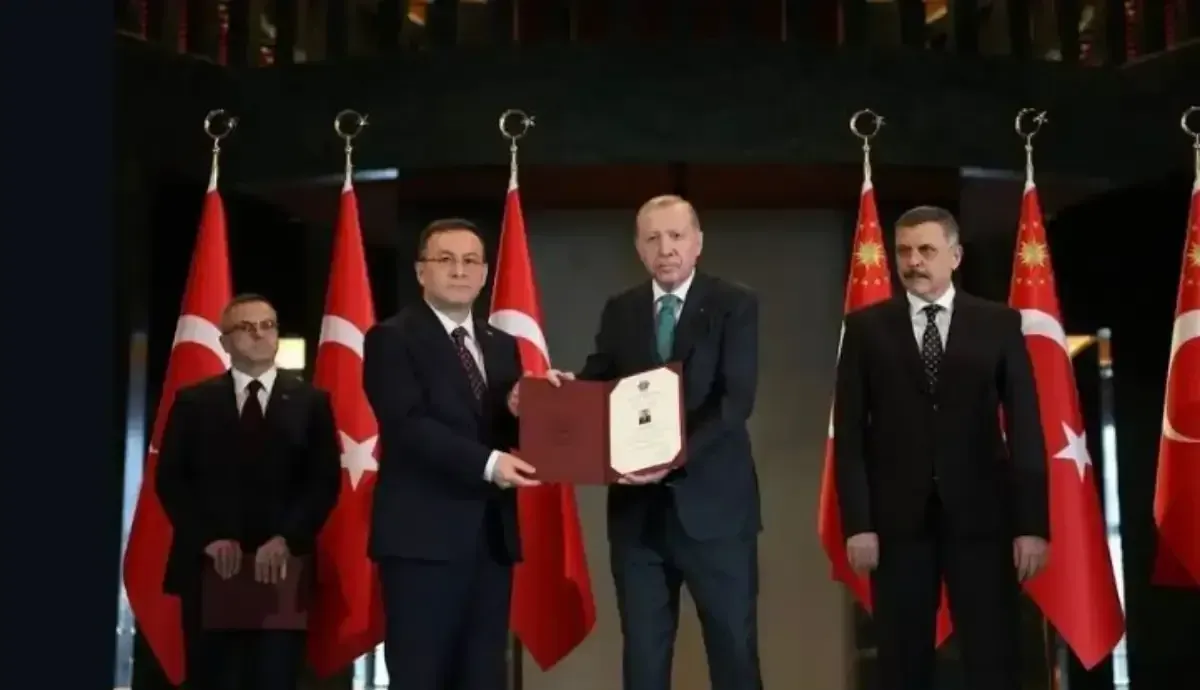 Derince Kaymakami Mustafa Demirelli Cumhurbaskani Erdogandan Odul Aldi 3