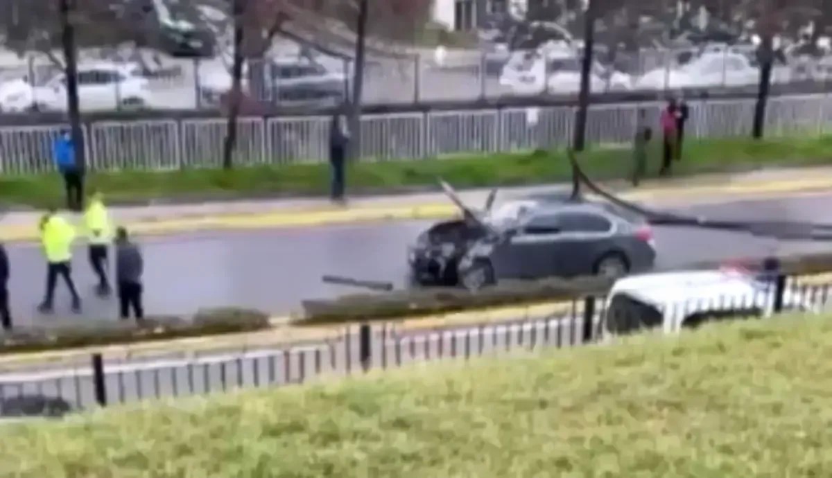 Golcukte Feci Kaza Otomobil Elektrik Diregine Carpti Direk Uzerine Devrildi 1775768037