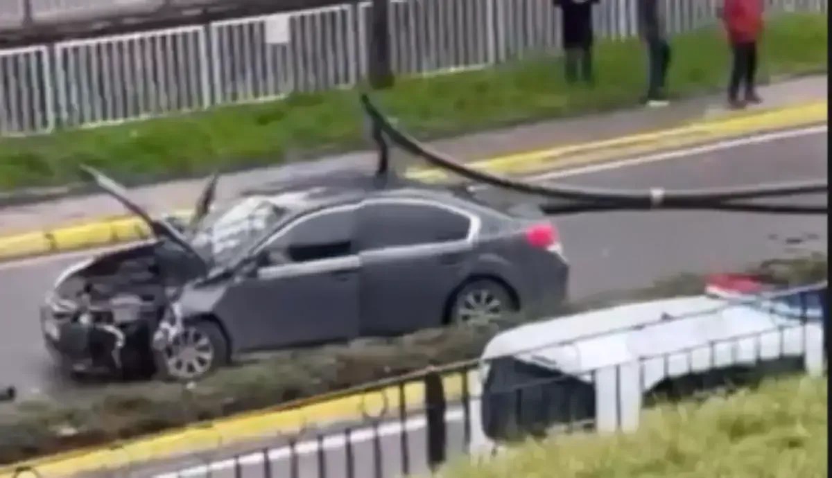 Golcukte Feci Kaza Otomobil Elektrik Diregine Carpti Direk Uzerine Devrildi 1775830128