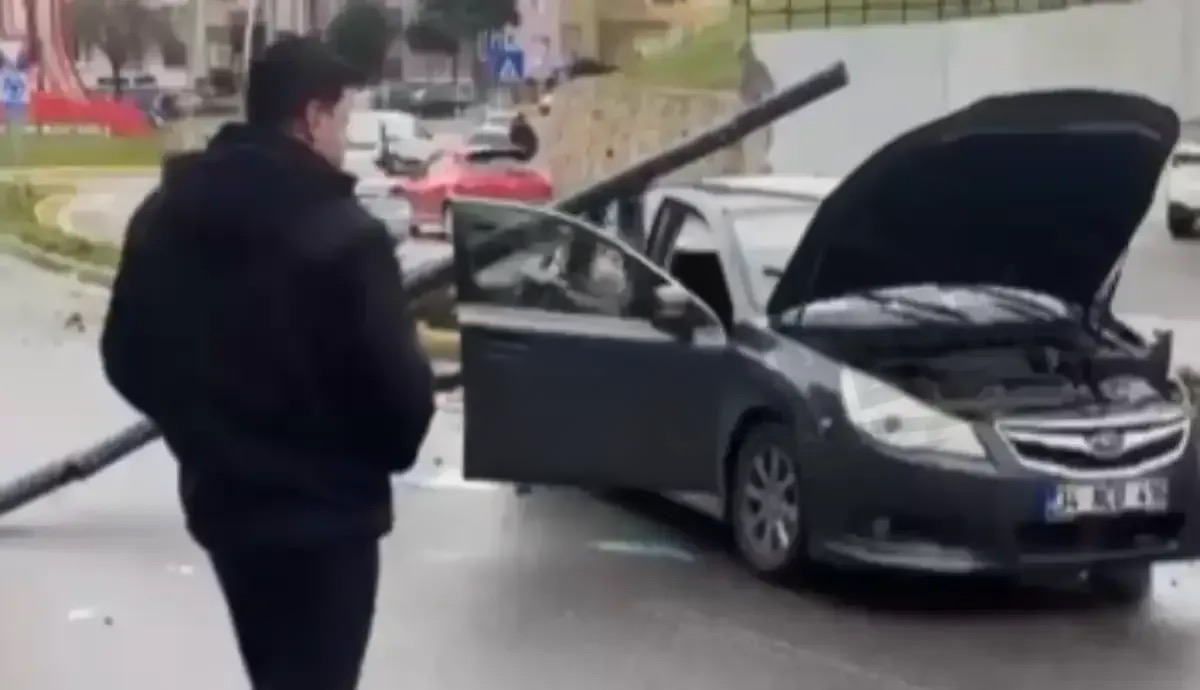 Golcukte Feci Kaza Otomobil Elektrik Diregine Carpti Direk Uzerine Devrildi 1779443192