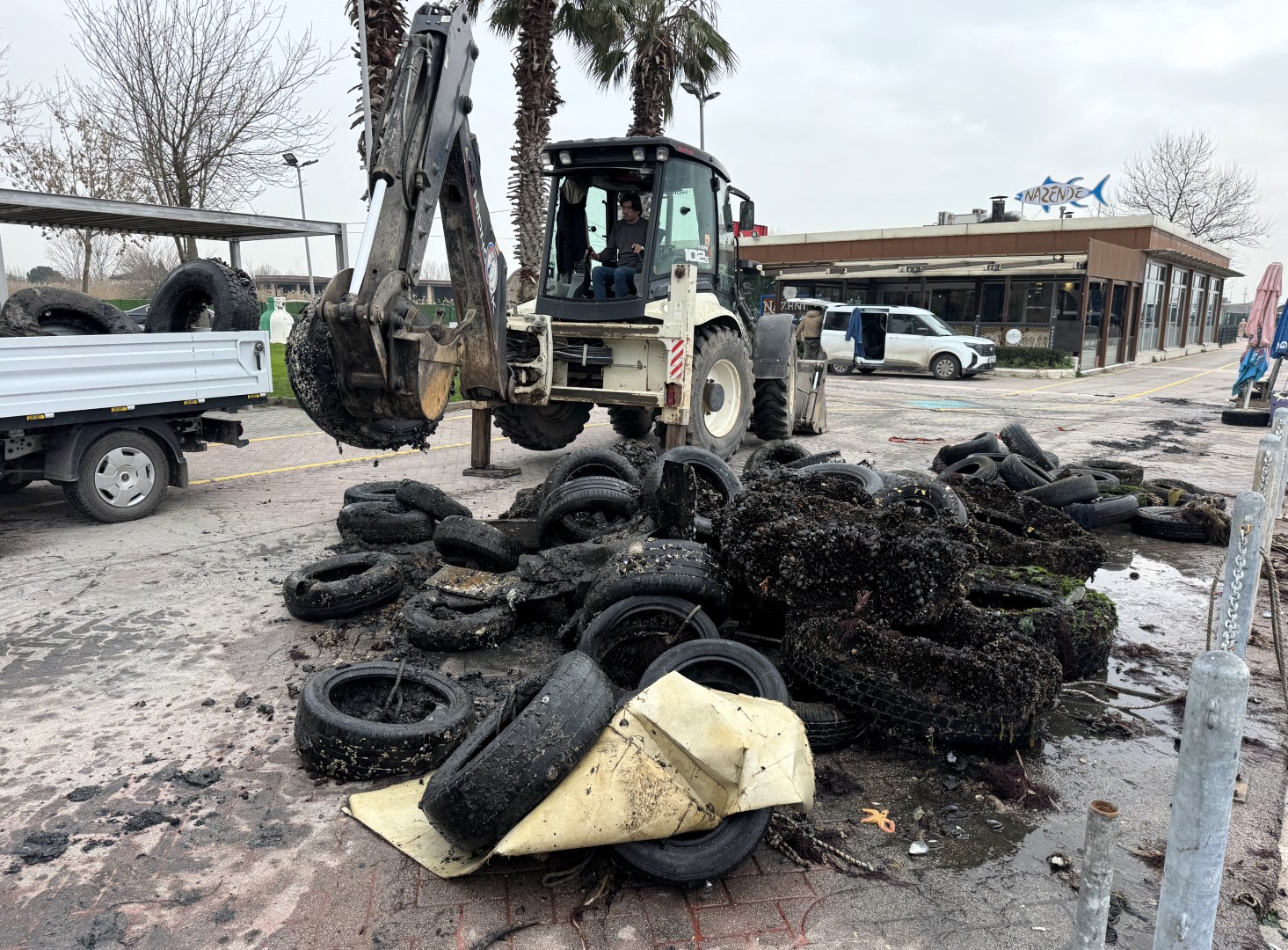 Körfez'de Deniz Dibi Araç Lastiğinden Temizlendi (1) (Büyük)