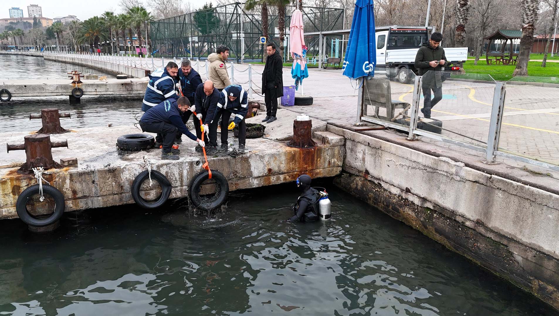 Körfez'de Deniz Dibi Araç Lastiğinden Temizlendi (3)