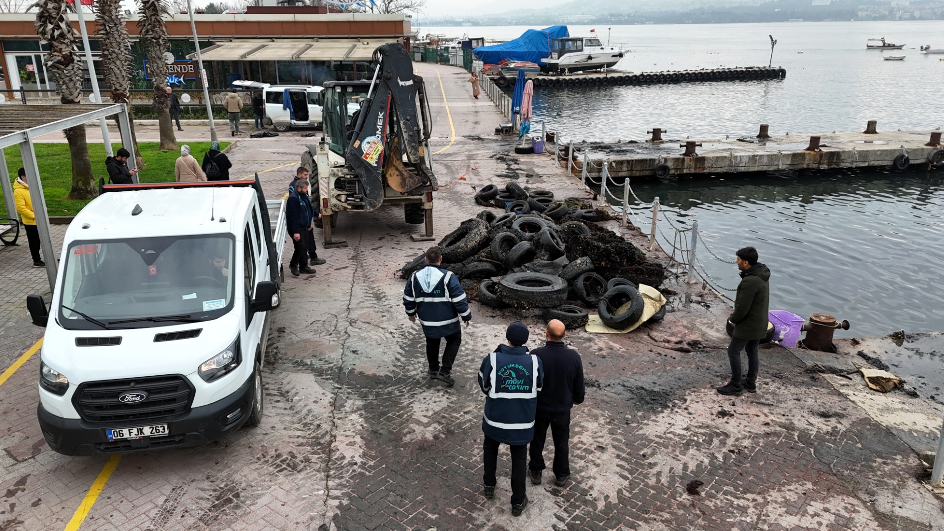 Körfez'de Deniz Dibi Araç Lastiğinden Temizlendi (8) (Büyük)