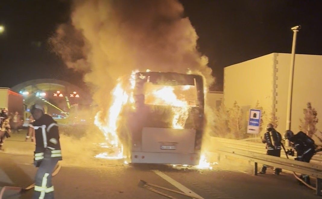 Otoyolda Yolcu Otobusu Alev Aldi 1187623 352881 Kopya 1772117116