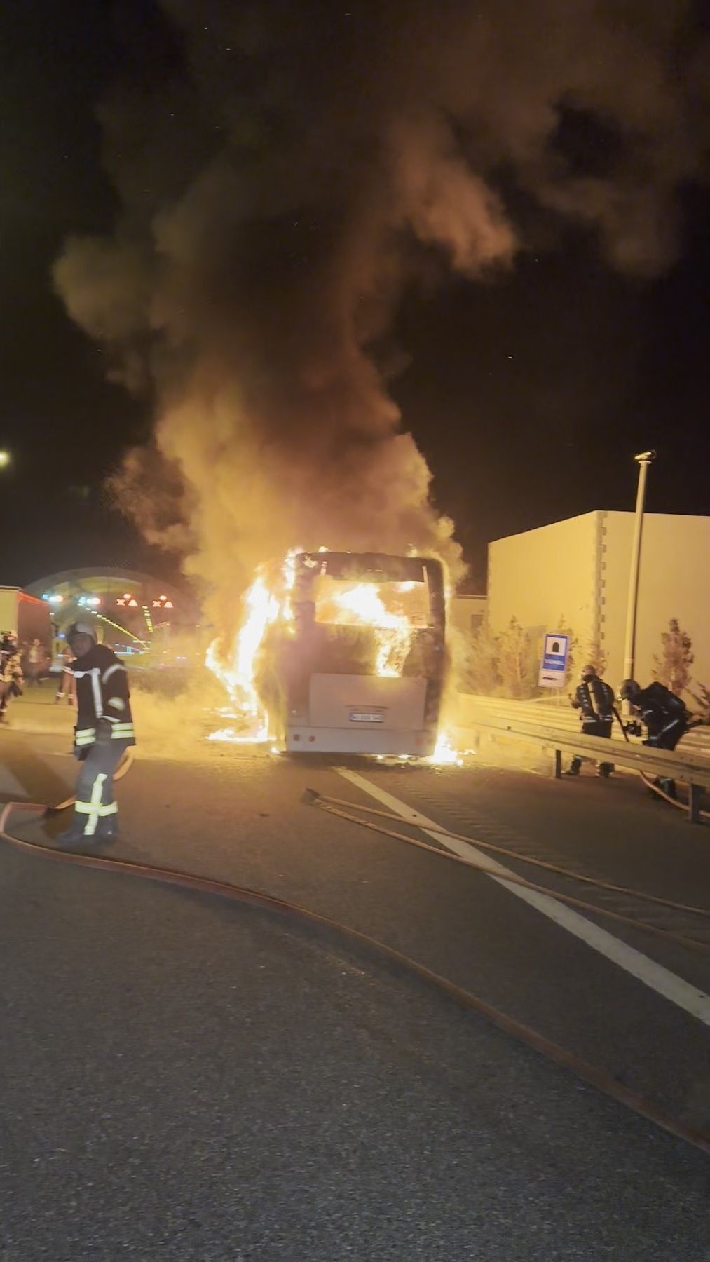 Otoyolda Yolcu Otobusu Alev Aldi 1187623 352881