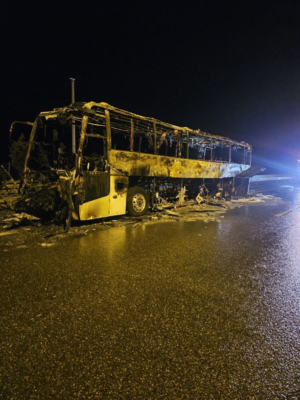 Otoyolda Yolcu Otobusu Alev Aldi 1187625 352881