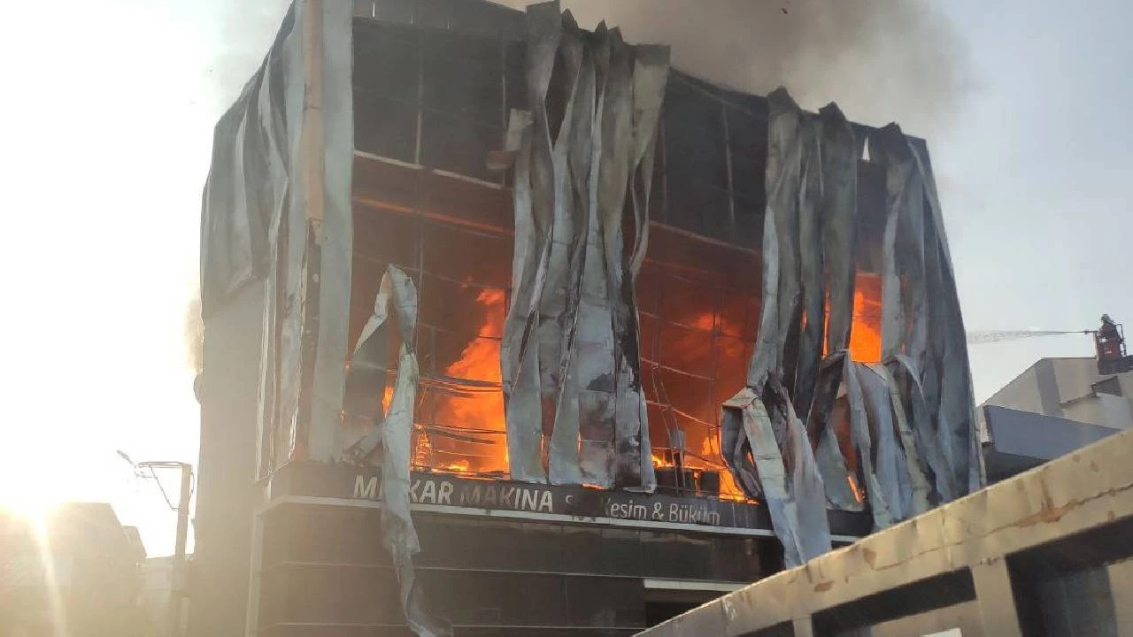 Son Dakika Kocaelide Parfum Deposunda Yangin 6 Kisi Hayatini Kaybetti Qgkw Cover