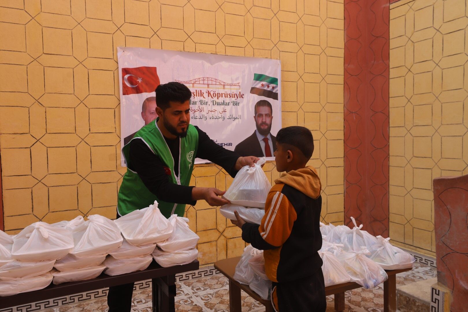 Suriye Rakka'da Büyükşehir'le Iftar Bereketi (10) (Büyük)