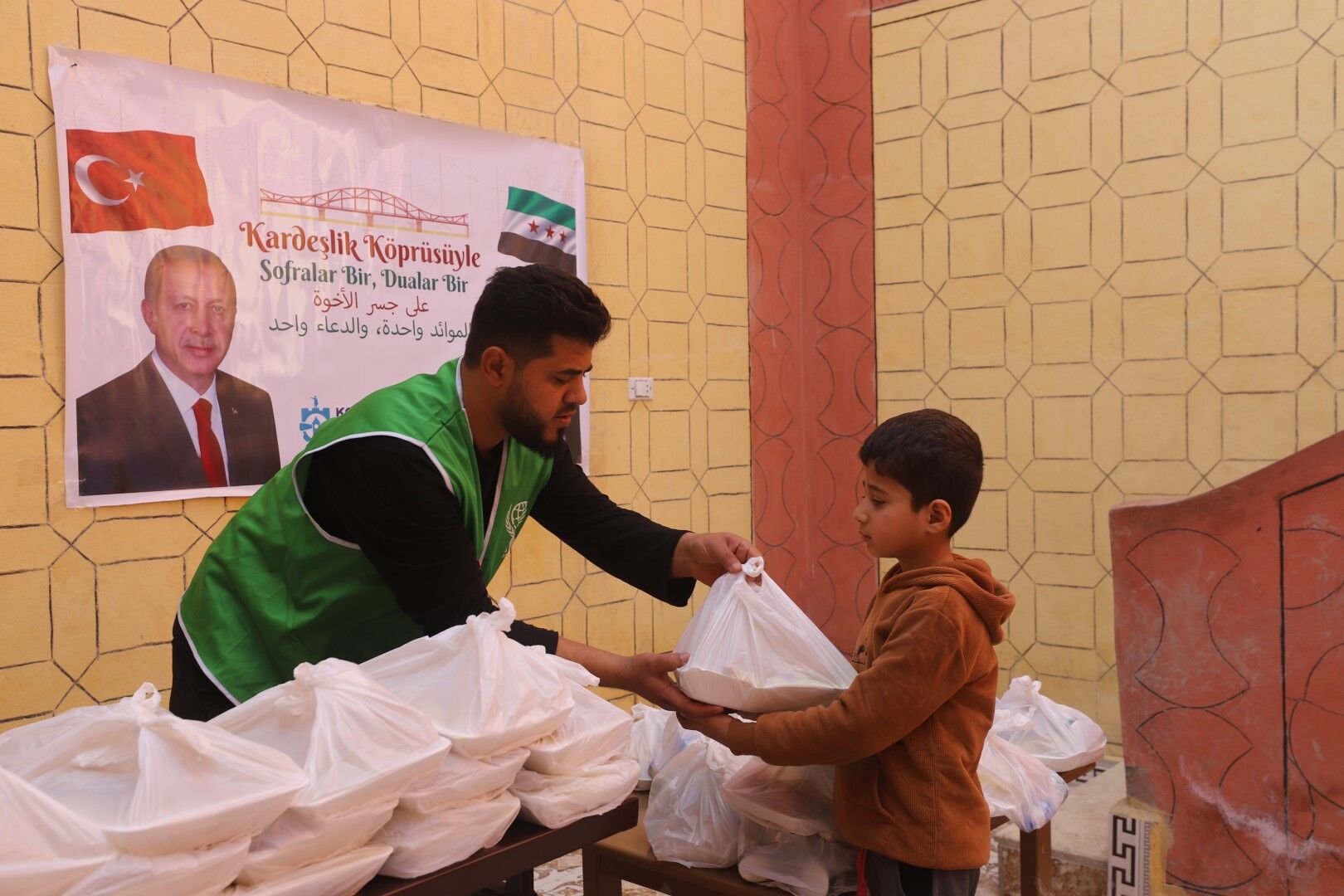 Suriye Rakka'da Büyükşehir'le Iftar Bereketi (11) (Büyük)