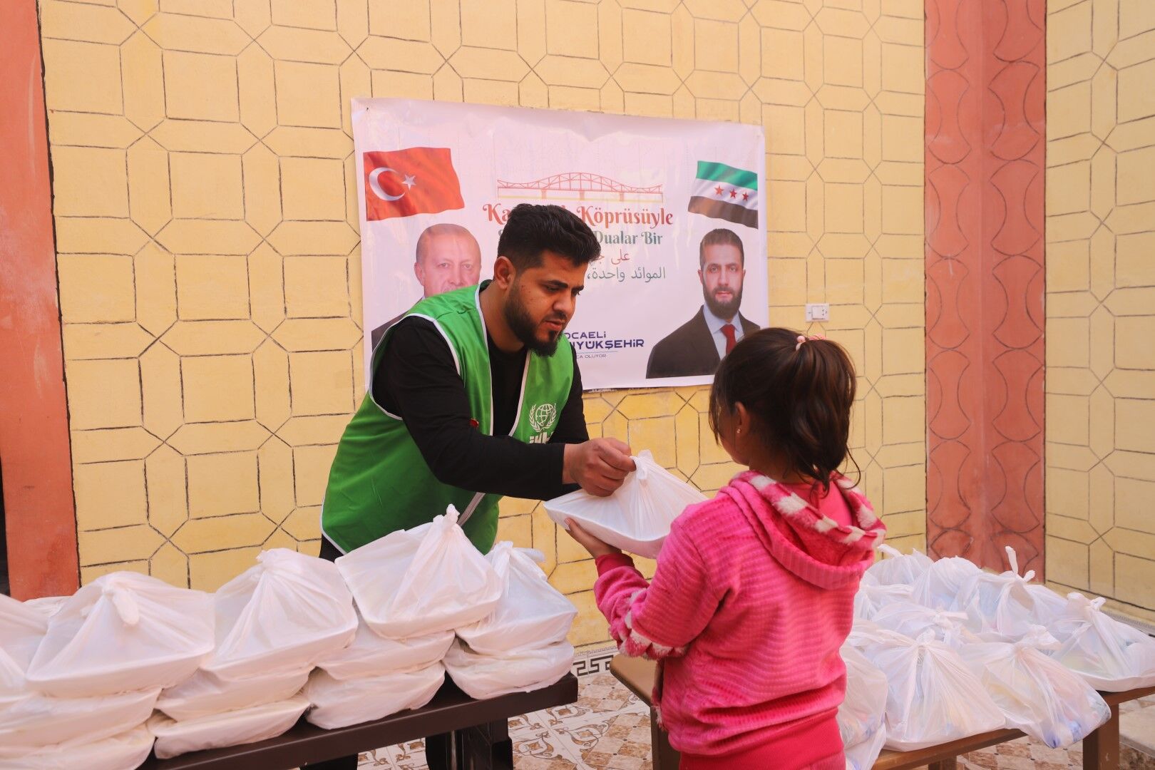 Suriye Rakka'da Büyükşehir'le Iftar Bereketi (12) (Büyük)