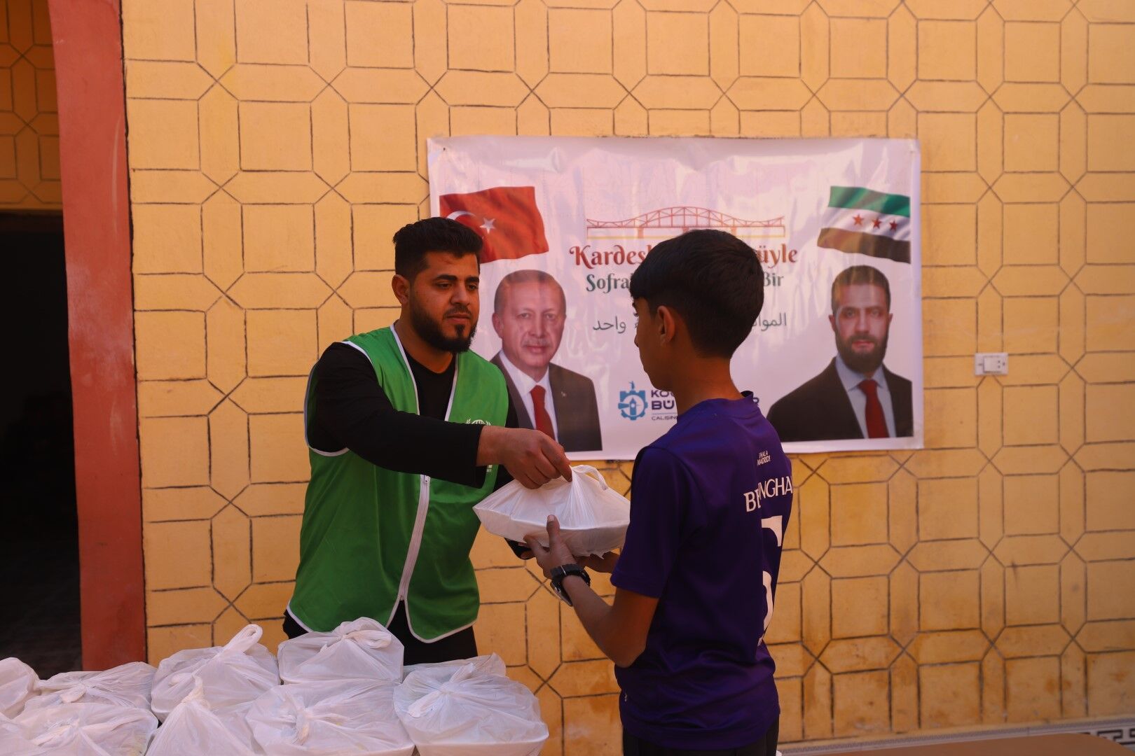 Suriye Rakka'da Büyükşehir'le Iftar Bereketi (7) (Büyük)