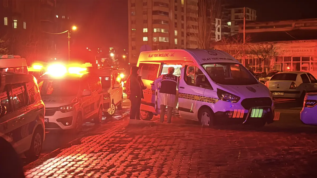 A A 20260315 40833509 40833508 S I V A S T A B I R C O C U K B A B A S I V E A G A B E Y I N I S I L A H L A O L D U R U P B A B A A N N E S I N I Y A R A L A D I 455328.Jpg