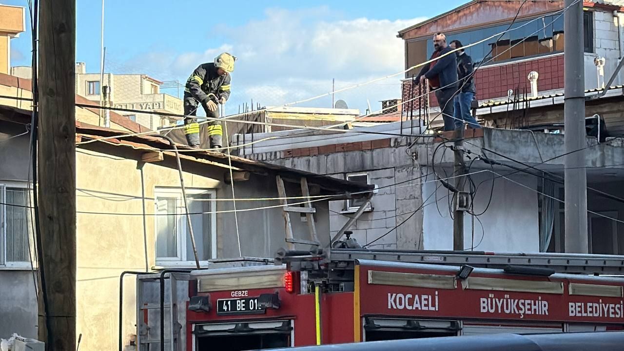 Aa 20260307 40760409 40760408 Kocaelide Binanin Catisinda Cikan Yangin Hasara Yol Acti