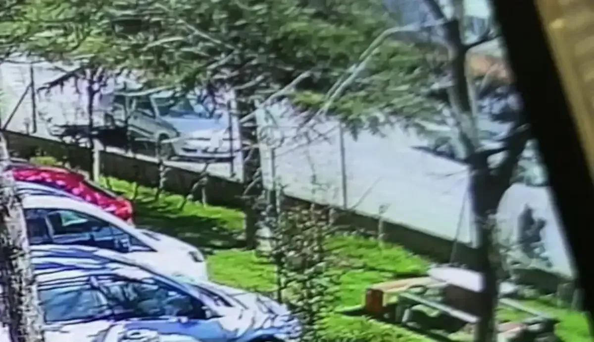 El Freni Cekilmeyen Otomobil Faciaya Sebep Oldu 1 Olu 2 Agir Yarali 4