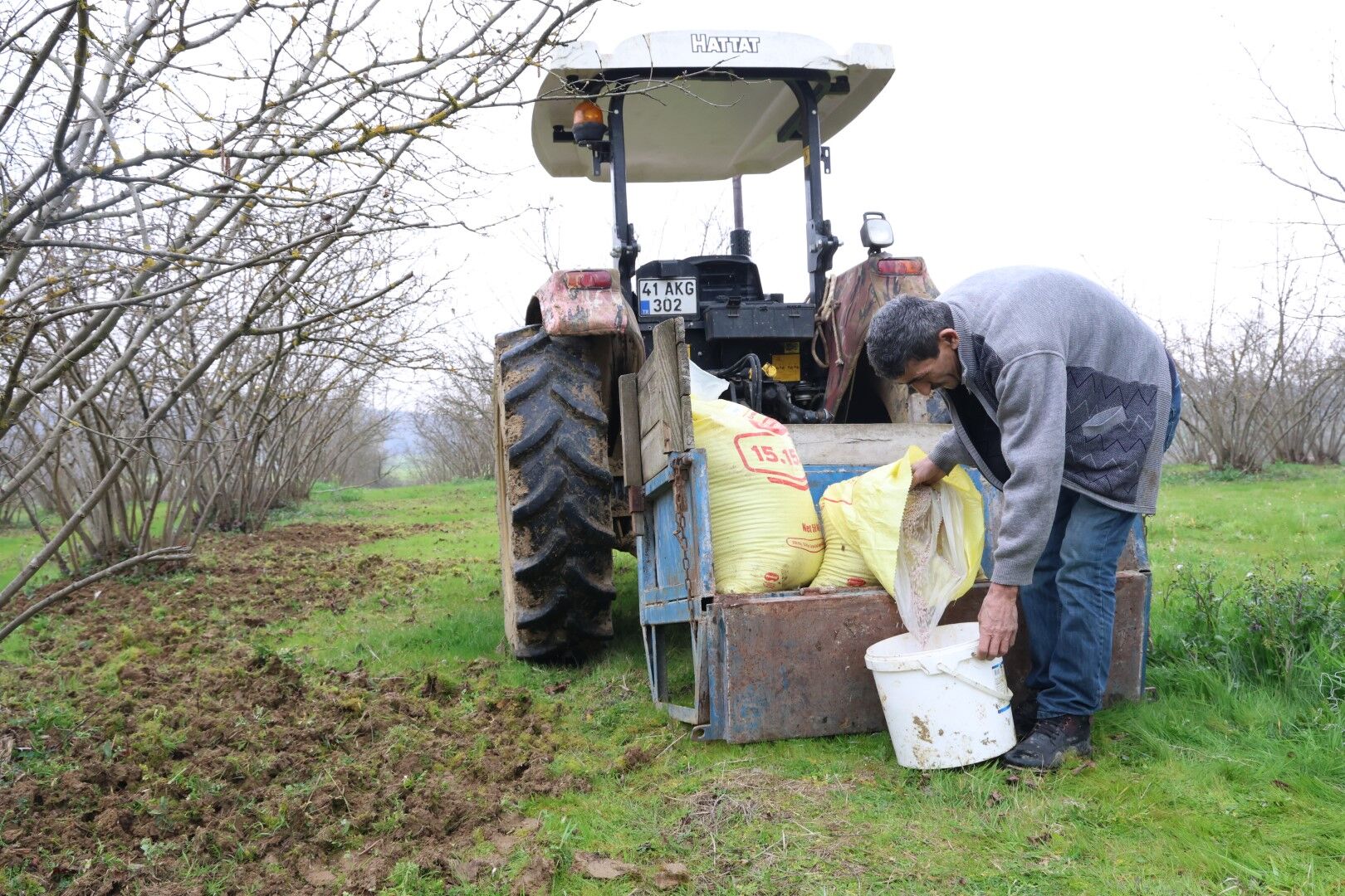 Gübreler Toprakla Buluşuyor, Çiftçinin Yüzü Gülüyor (4) (Büyük)
