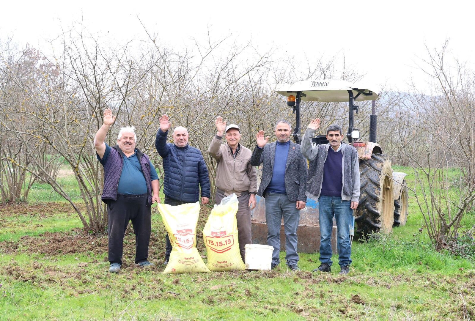 Gübreler Toprakla Buluşuyor, Çiftçinin Yüzü Gülüyor (6) (Büyük)