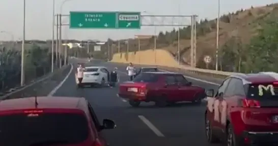 Kocaeli Tem Otoyolunda Skandal Goruntuler Dugun Konvoyu Trafigi Kesip Drift Atti2Wwwcagdaskocaelicom