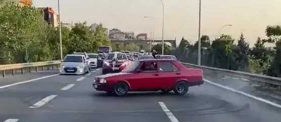 Kocaeli Tem Otoyolunda Skandal Goruntuler Dugun Konvoyu Trafigi Kesip Drift Atti3Wwwcagdaskocaelicom