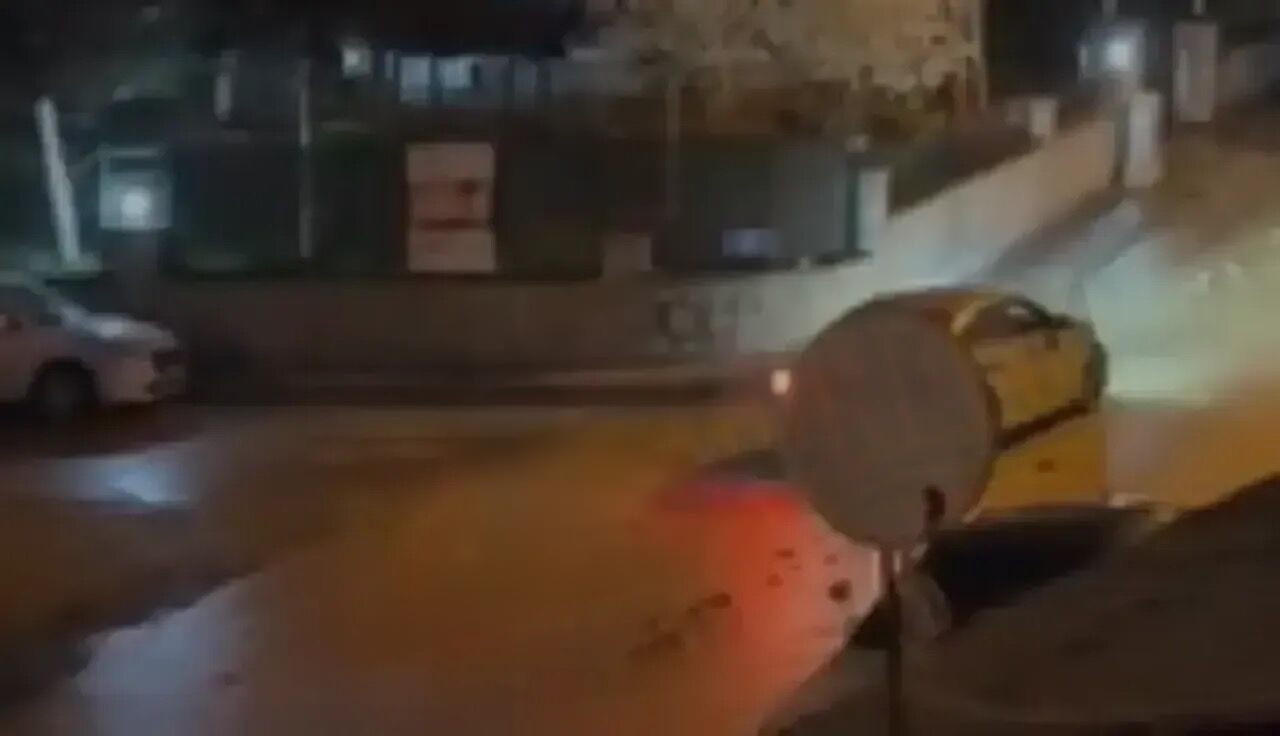 Zmitte Patlayan Su Borusu Sokagi Gole Cevirdi 2