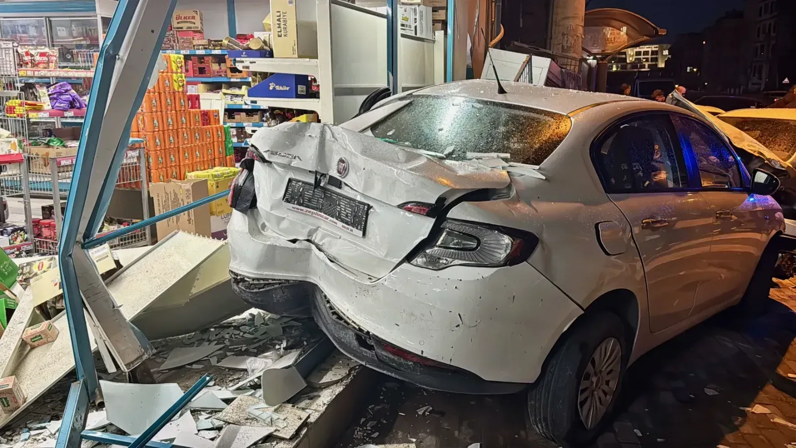 Aasonce 4 Arabaya Carpti Sonra Zincir Markete Girdi