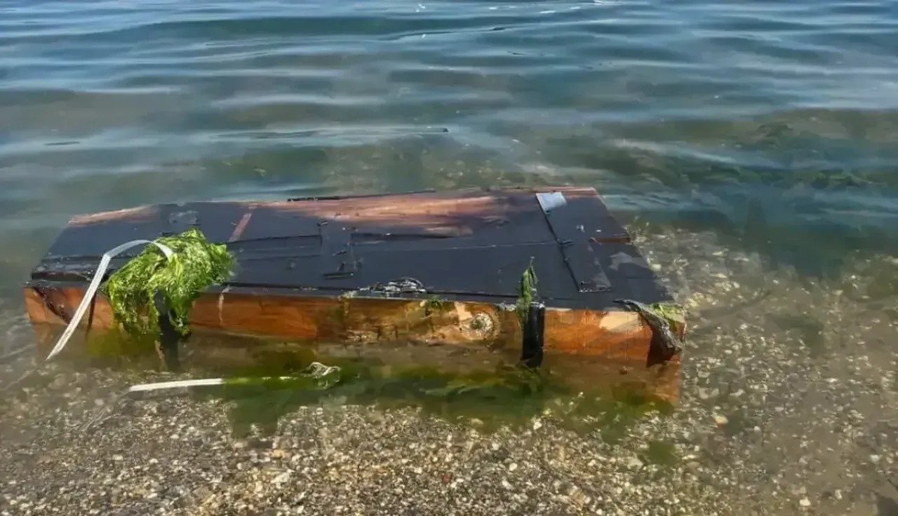 Basiskele Sahilinde Kiyiya Vuran Sandik Merak Uyandirdi Icinde Ne Var 1772944132