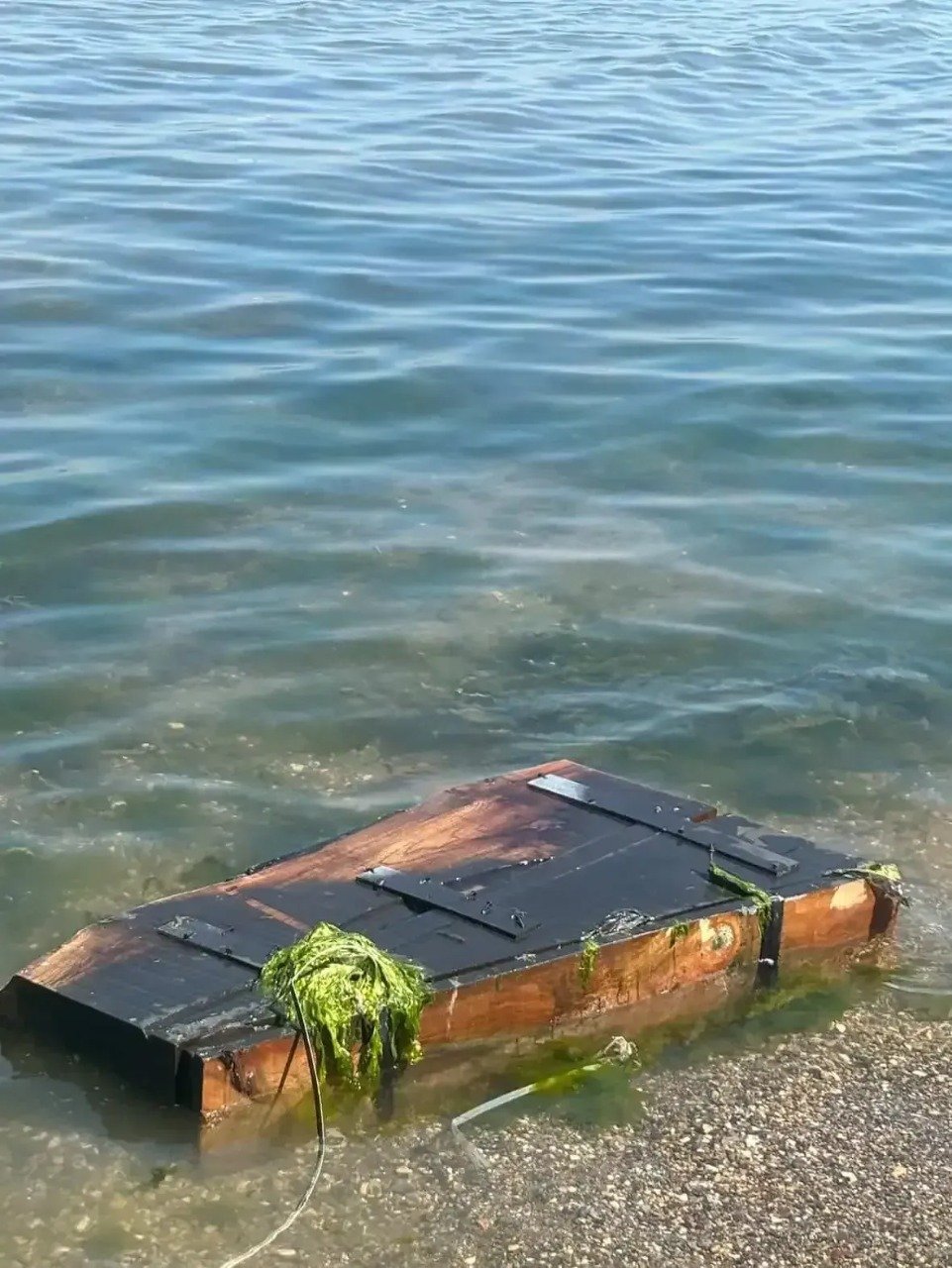 Basiskele Sahilinde Kiyiya Vuran Sandik Merak Uyandirdi Icinde Ne Var 1773425722