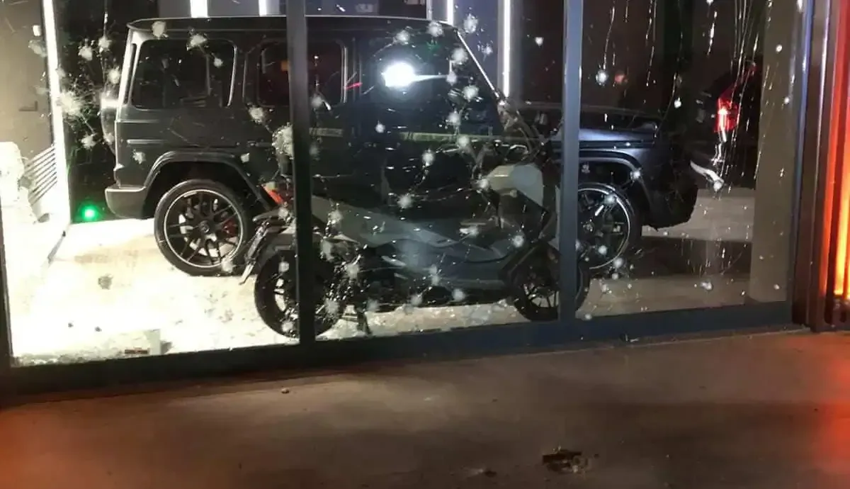 Basiskelede Oto Galeriye Saldiri Camlar Patladi Araclar Hurdaya Dondu 1779579650