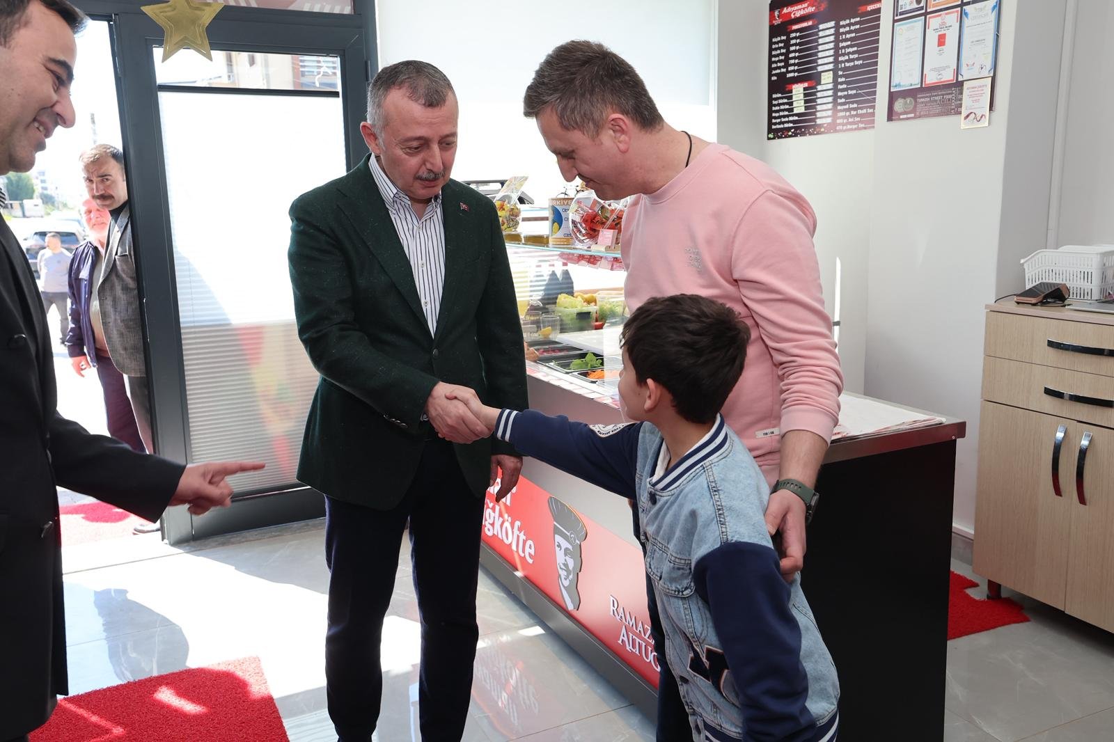 Başkan Büyükakın Esnafları Yalnız Bırakmıyor (9)