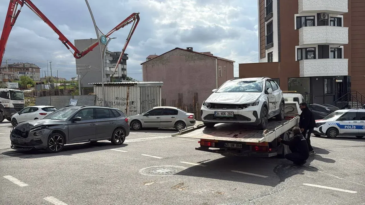 Cayirovada Suvlar Carpisti Elektrik Diregine Carpan Arac Devrildi 7 Kisi Yaralandi3Wwwcagdaskocaelicom