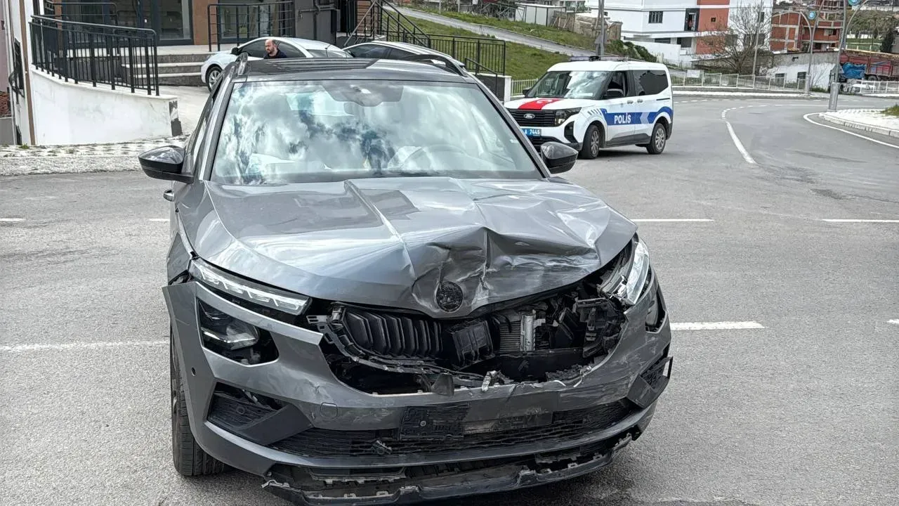 Cayirovada Suvlar Carpisti Elektrik Diregine Carpan Arac Devrildi 7 Kisi Yaralandi4Wwwcagdaskocaelicom