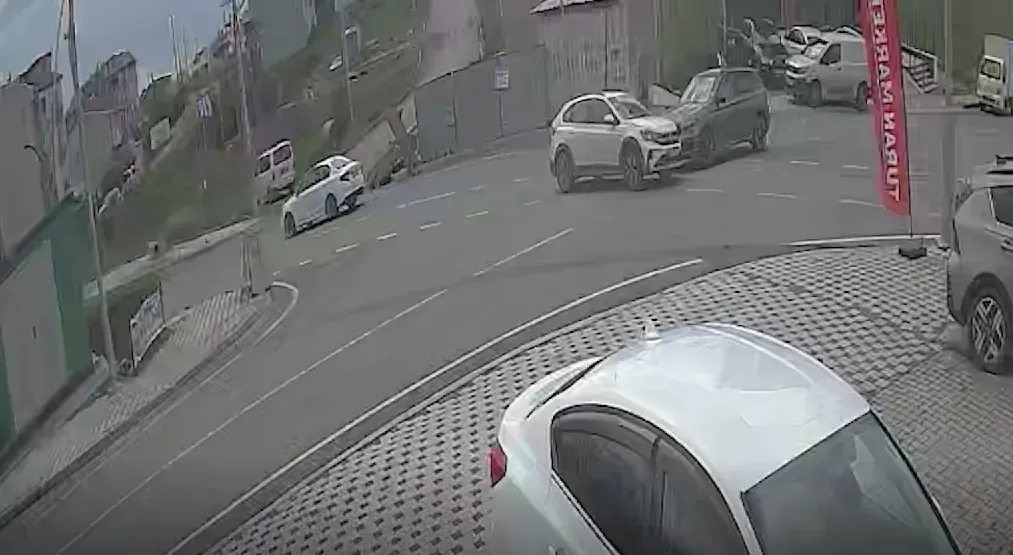 Cayirovada Suvlar Carpisti Elektrik Diregine Carpan Arac Devrildi 7 Kisi Yaralandi5Wwwcagdaskocaelicom