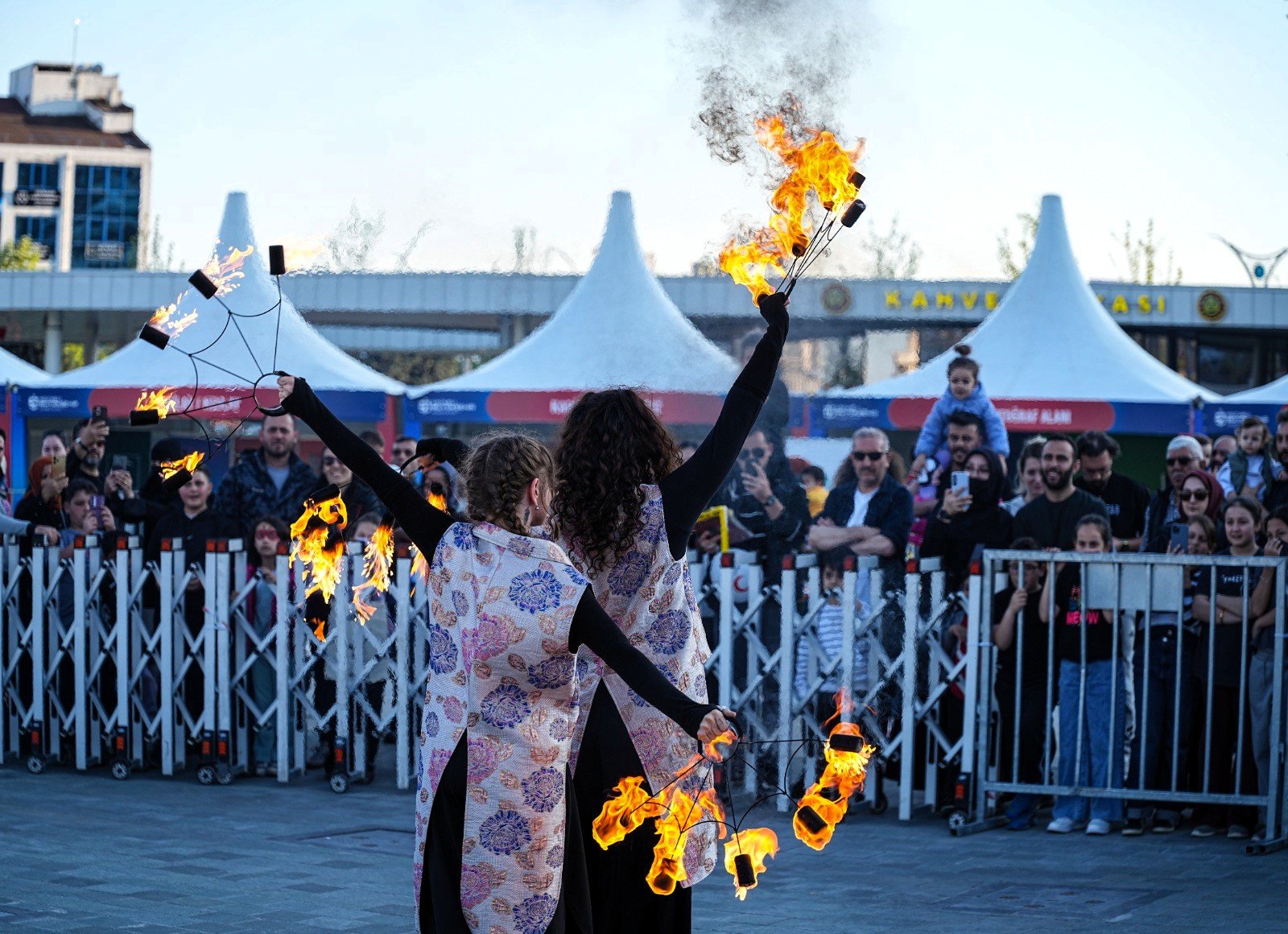 Havada Uçan Alevler Hayranlıkla Izlendi (2)
