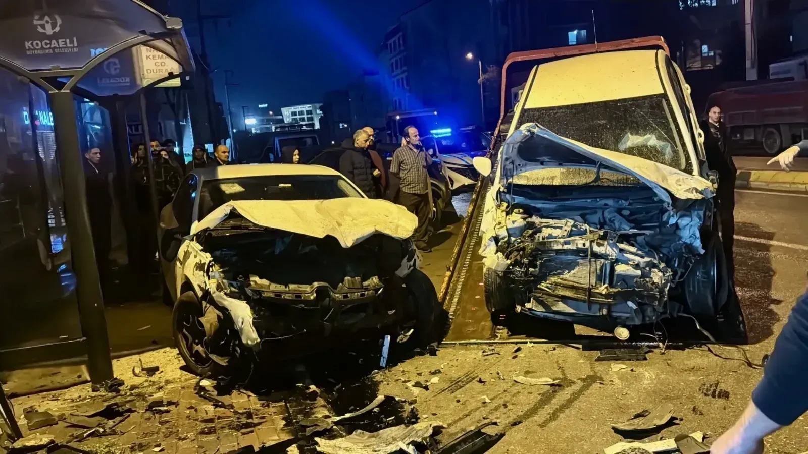 Once 4 Arabaya Carpti Sonra Zincir Markete Girdi