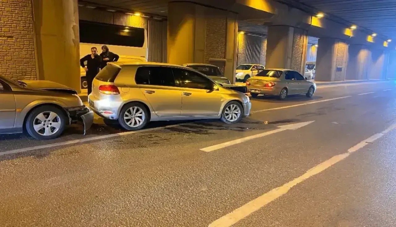 Seka Tunelinde Zincirleme Kaza Trafik Durma Noktasina Geldi 2