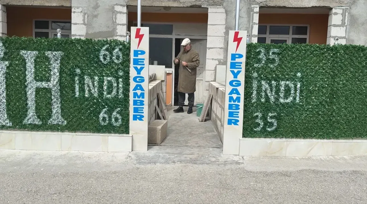 Sira Disi Olay Evini Yazilarla Donatip Mesihligini Ilan Etti3Wwwcagdaskocaelicom