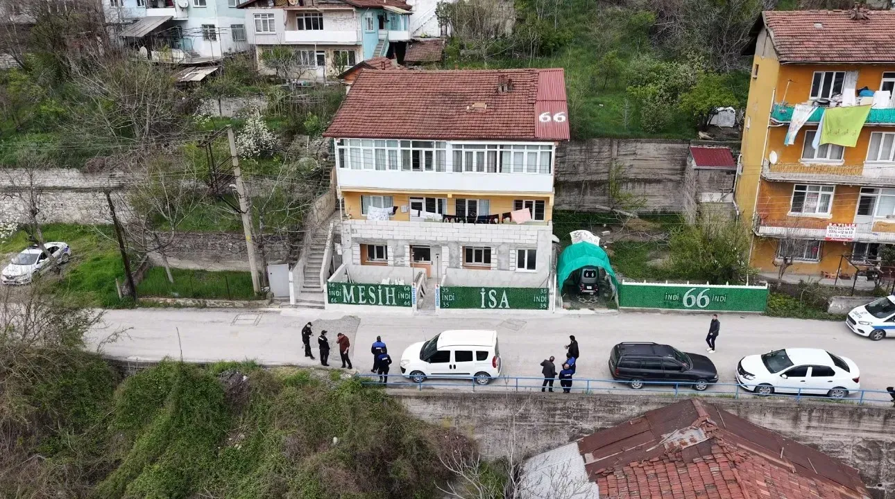 Sira Disi Olay Evini Yazilarla Donatip Mesihligini Ilan Etti4Wwwcagdaskocaelicom