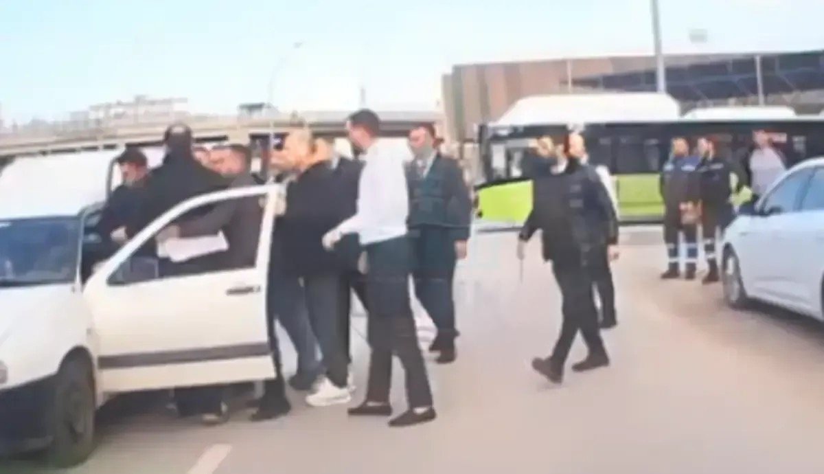 Ulasimpark Soforune Iki Kisi Saldirdi O Anlar Saniye Saniye Goruntulendi 1772287496