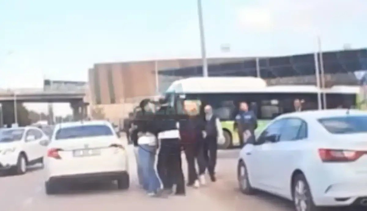 Ulasimpark Soforune Iki Kisi Saldirdi O Anlar Saniye Saniye Goruntulendi 1772601792