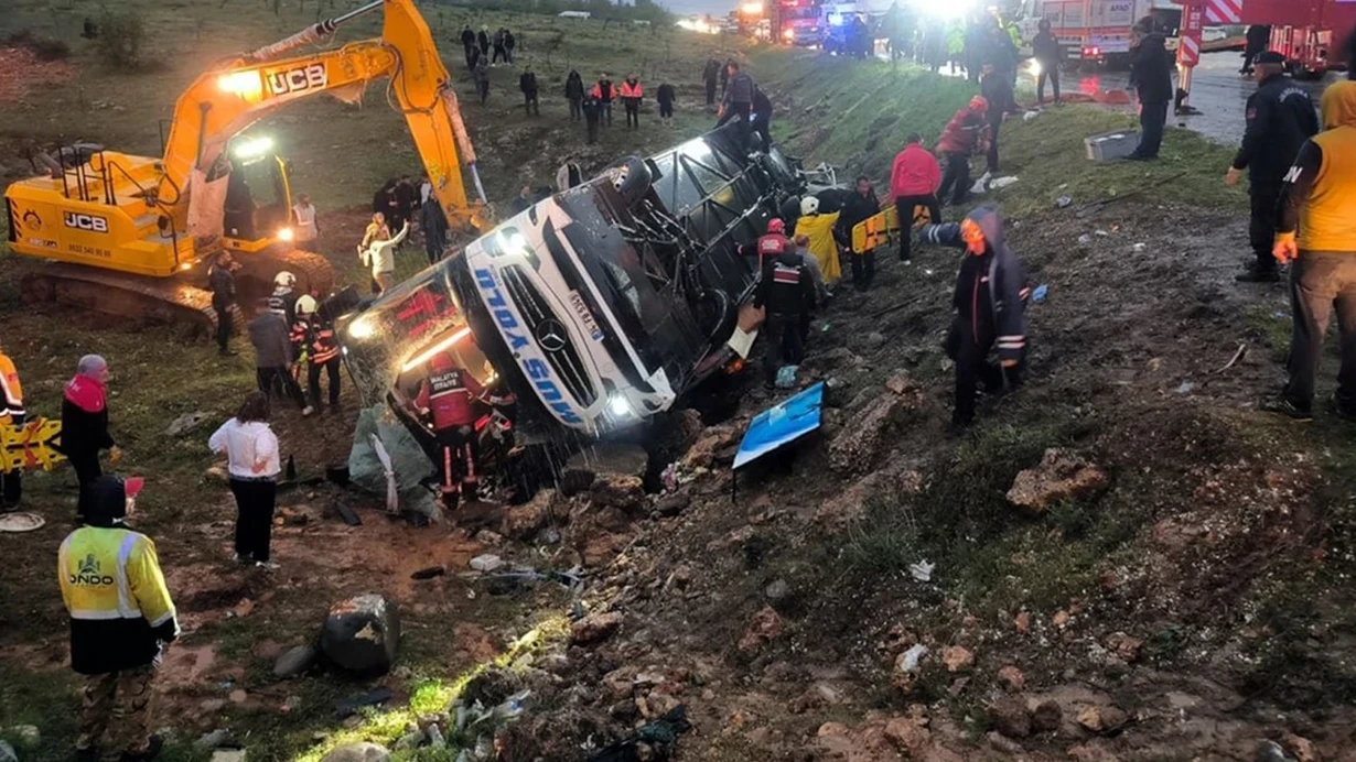 Malatyada Yolcu Otobusu Devrildi Olu Ve Yaralilar Var Qt5K.jpg