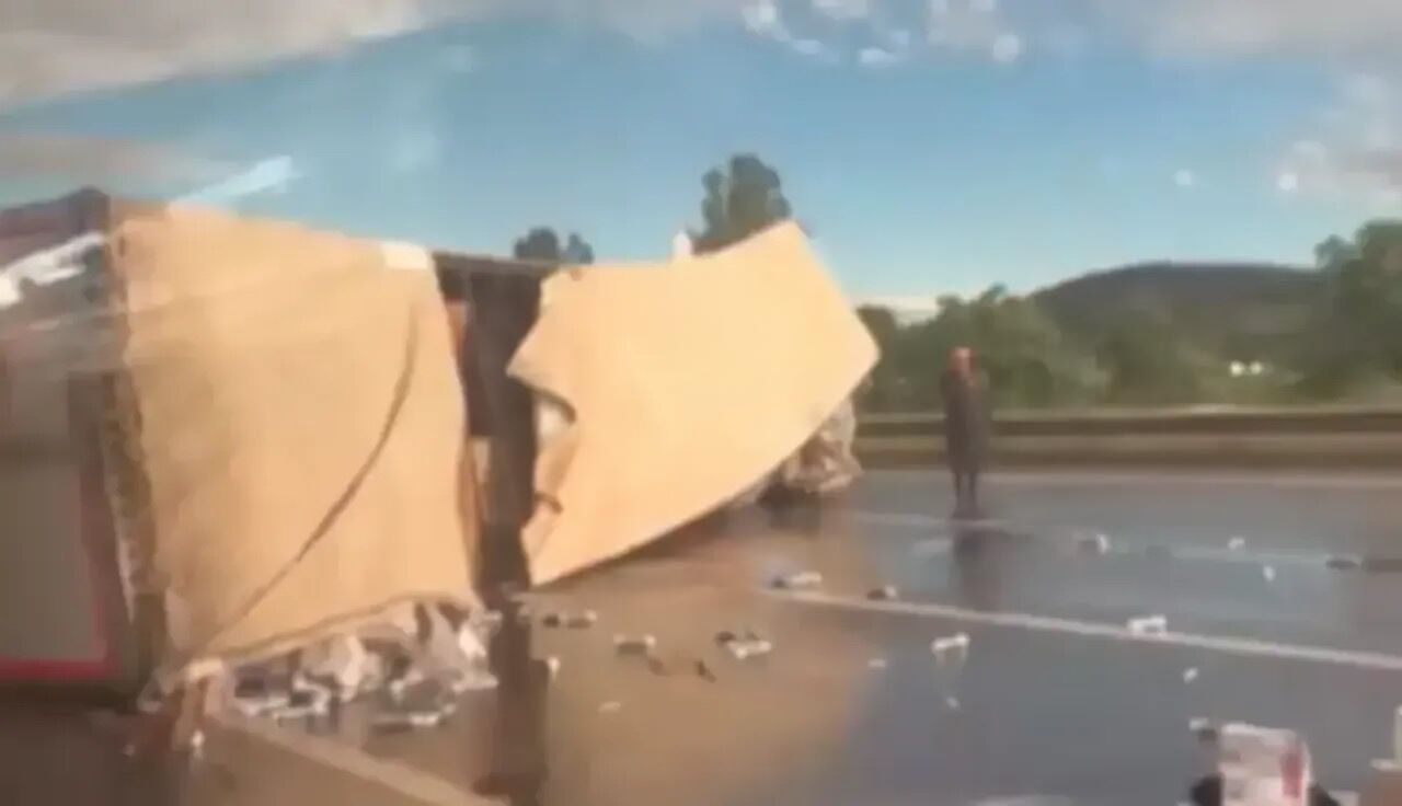 Tem Otoyolunda Tir Devrildi Ortalik Savas Alanina Dondu Kocaeligundem 1771062368