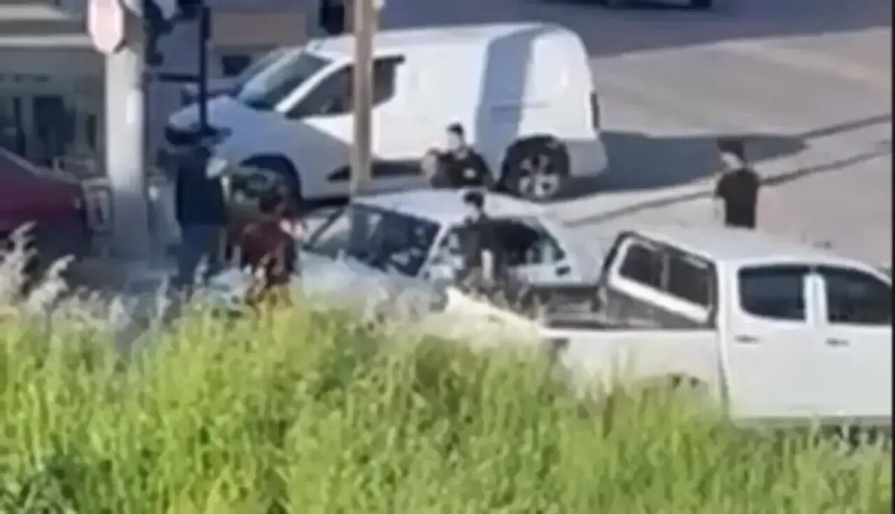 Zmitte Siddet Olayi Kamerada Tartistiklari Kisiyi Zorla Araca Bindirip Darp Ettiler 1773622926