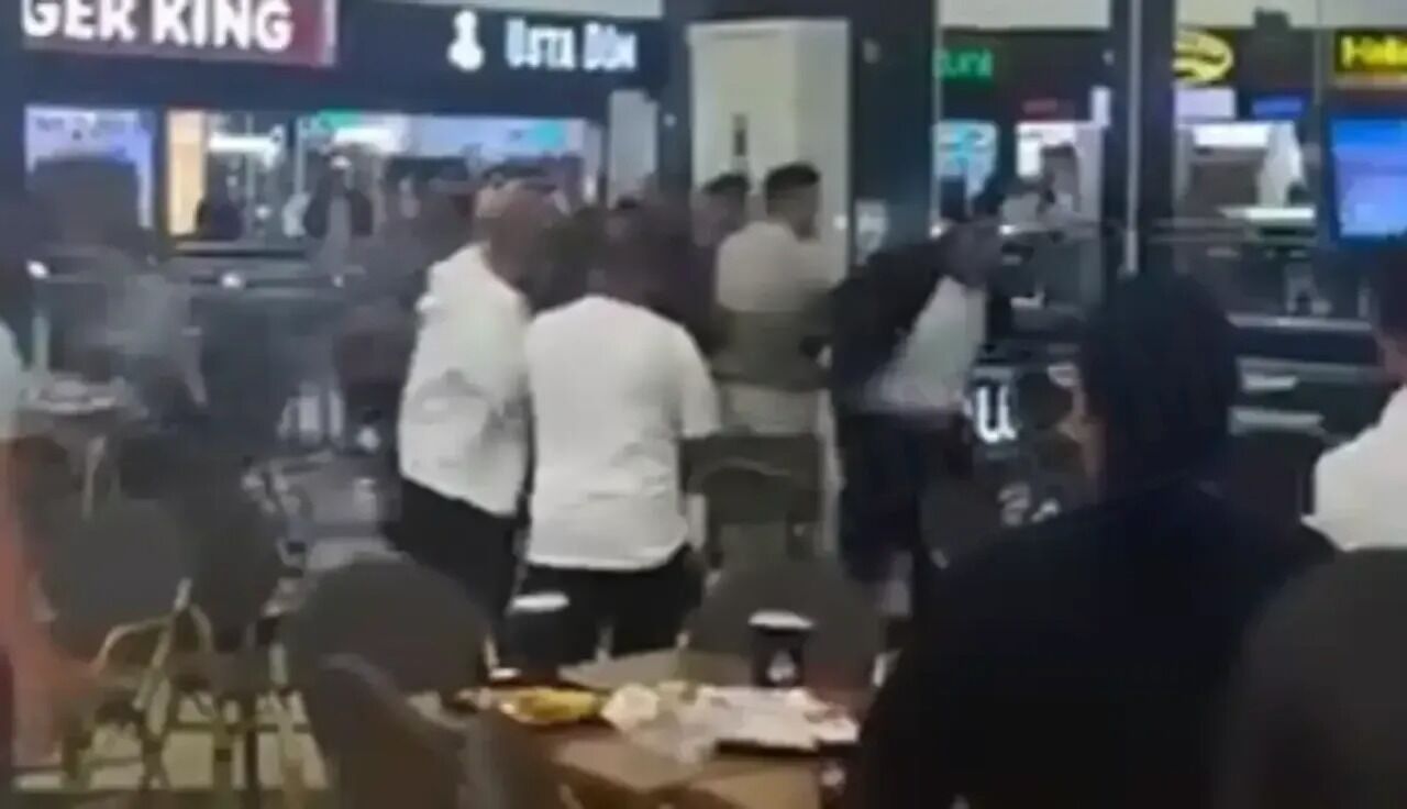 İzmit'te AVM'nin Yemek Katı Savaş Alanına Döndü
