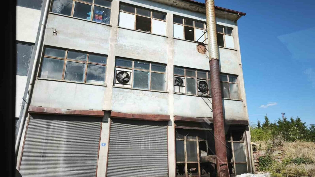 Ankara’nın Altındağ Ilçesinde Süt Ürünleri Üreten Bir Işletmede Yapılan Denetimde 9 Ton Bozuk Süt Ve Süt Ürünü Ele Geçirildi. Piyasa Değerinin Yaklaşık 5 Milyon Lira Olduğu Belirtilen Ürünlere El (1)