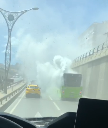 Orduevi Tünelinde Göz Gözü Görmedi! Belediye Otobüsü Ambeleye Kalktı